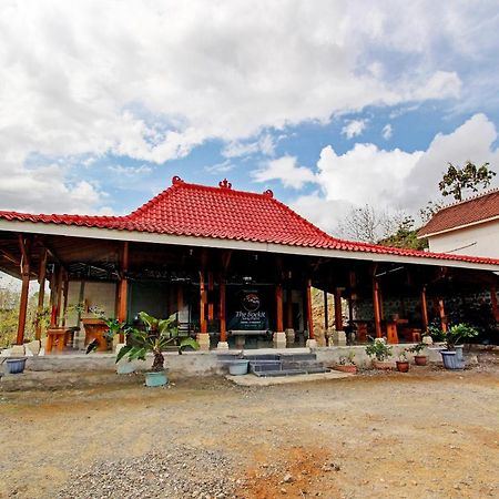 Capital O 93449 The Boekit Song Putri Resort Wonogiri Экстерьер фото