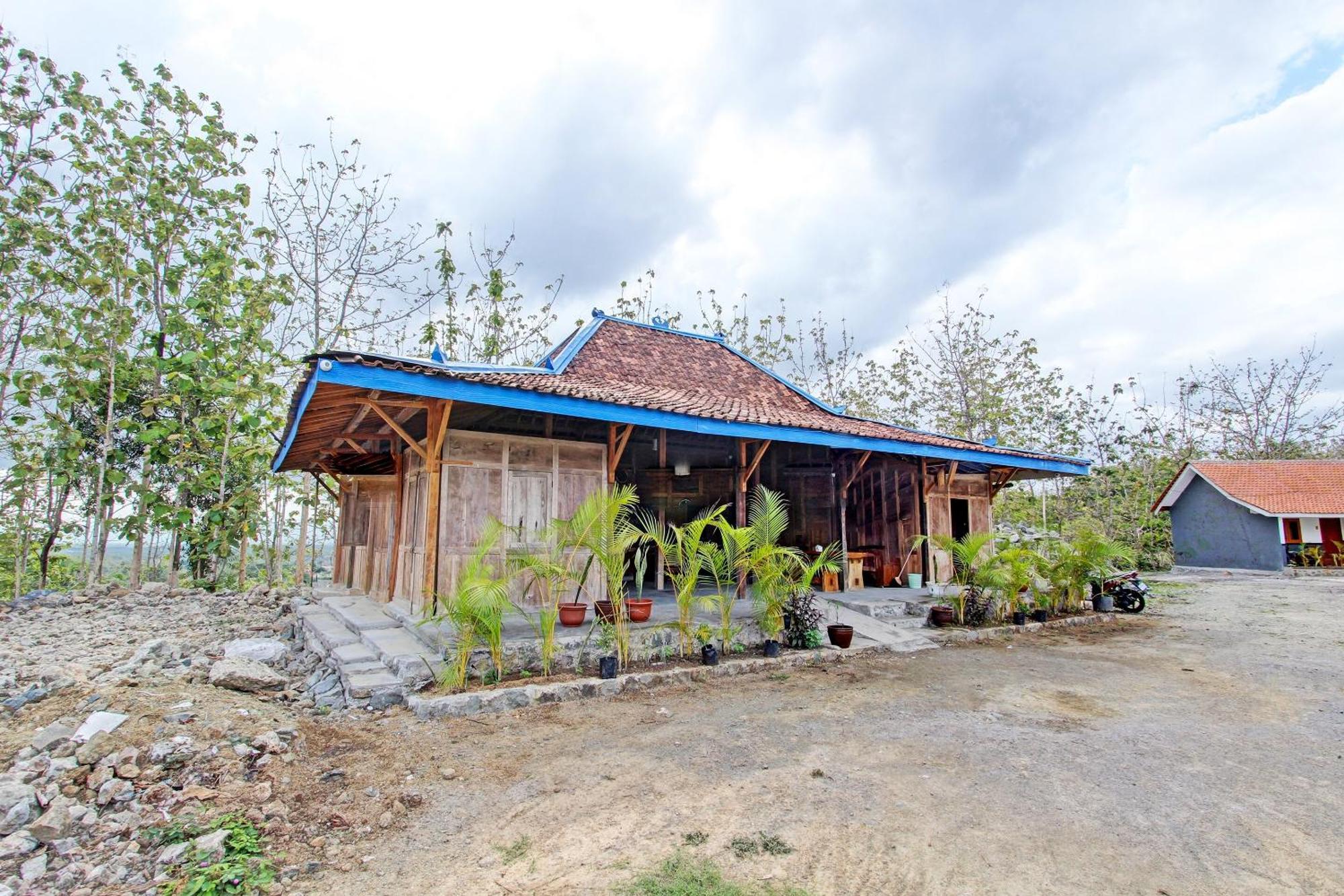 Capital O 93449 The Boekit Song Putri Resort Wonogiri Экстерьер фото