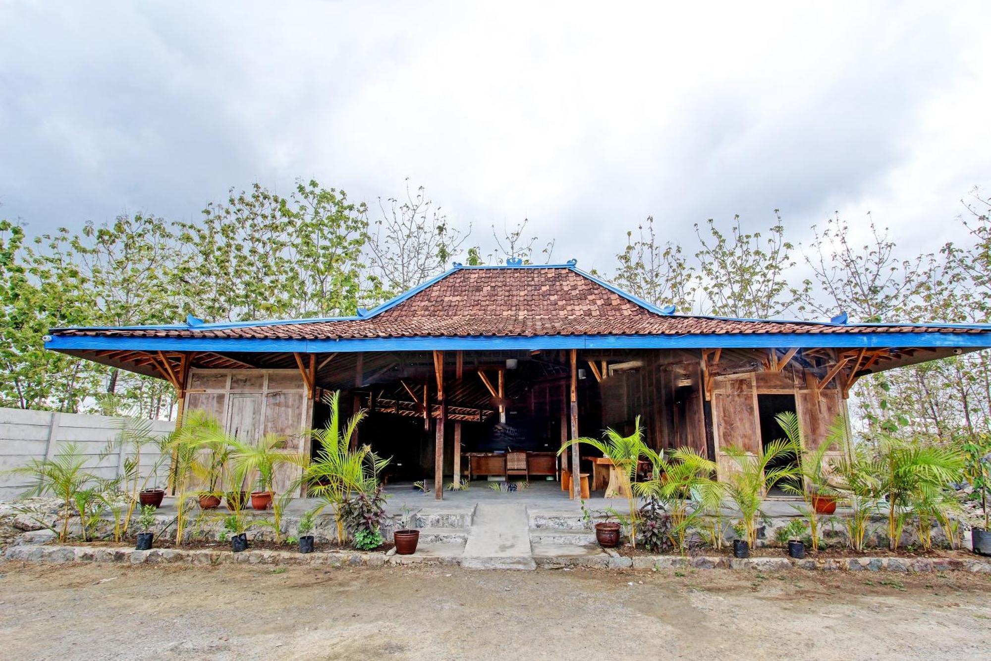 Capital O 93449 The Boekit Song Putri Resort Wonogiri Экстерьер фото